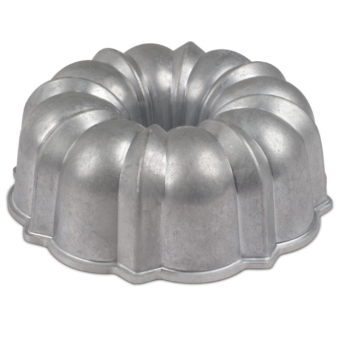 566 Bundt Cake Mold Royalty-Free Images, Stock Photos & Pictures